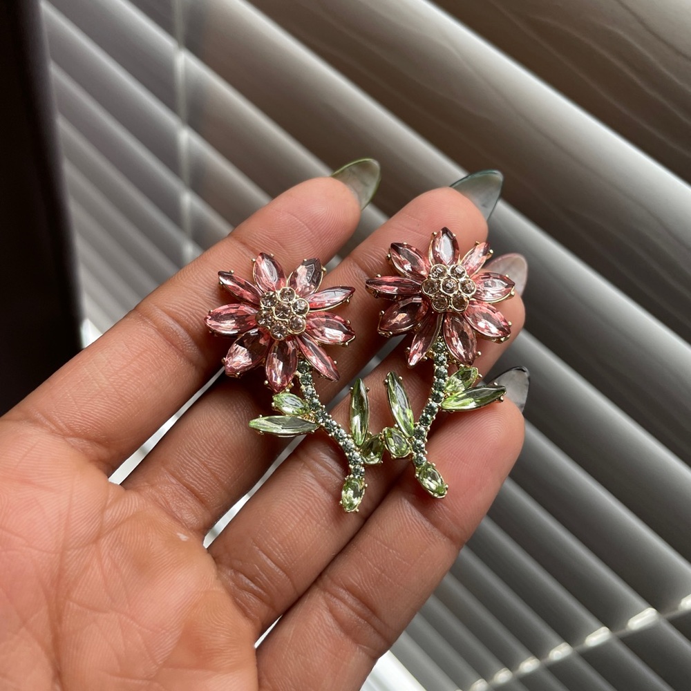 Flower earrings.
